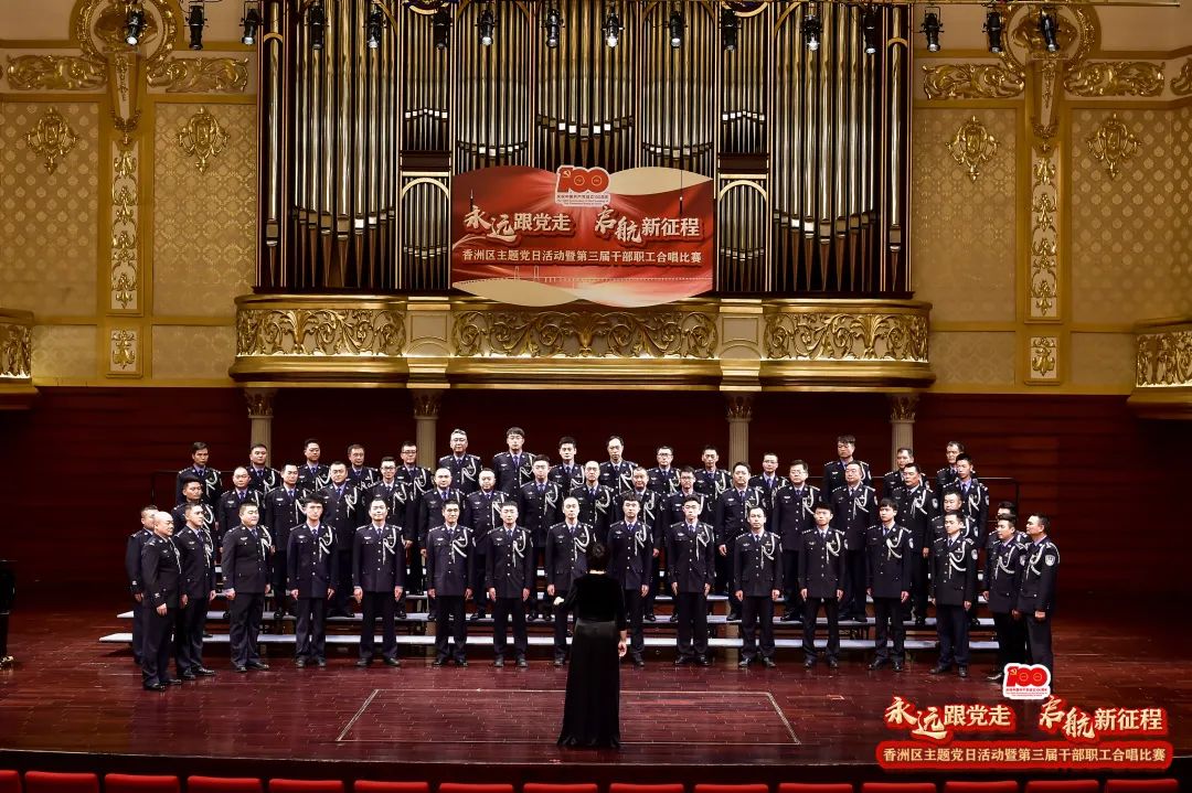 千人唱红歌!他们热泪盈眶大合唱!