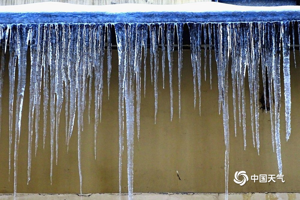 哈尔滨:强降雪后冰溜子遍布街头 构成别样风景