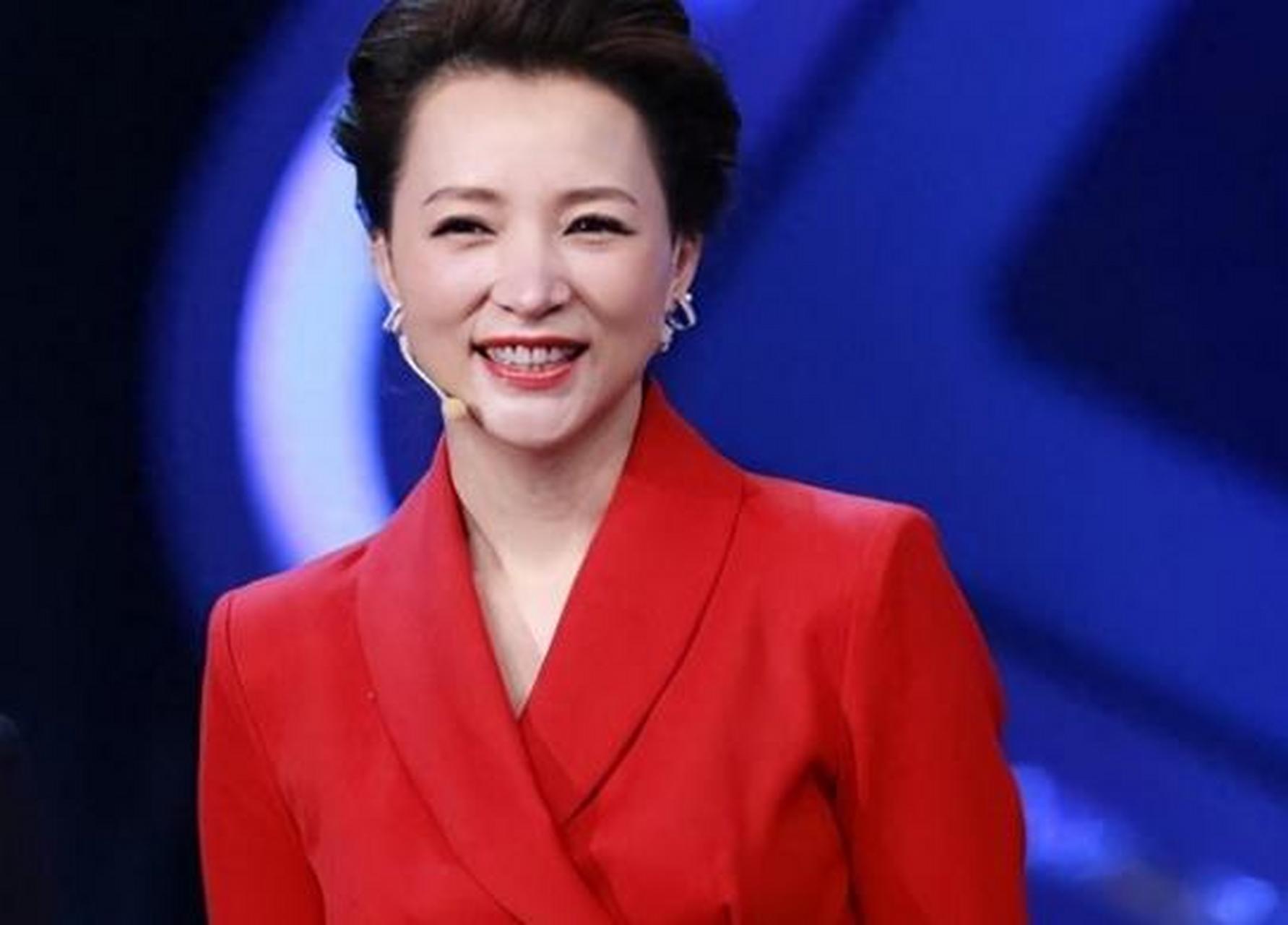 赵忠祥再被提起 自从董卿离开央视舞台后,我们便很少再看见她的身影