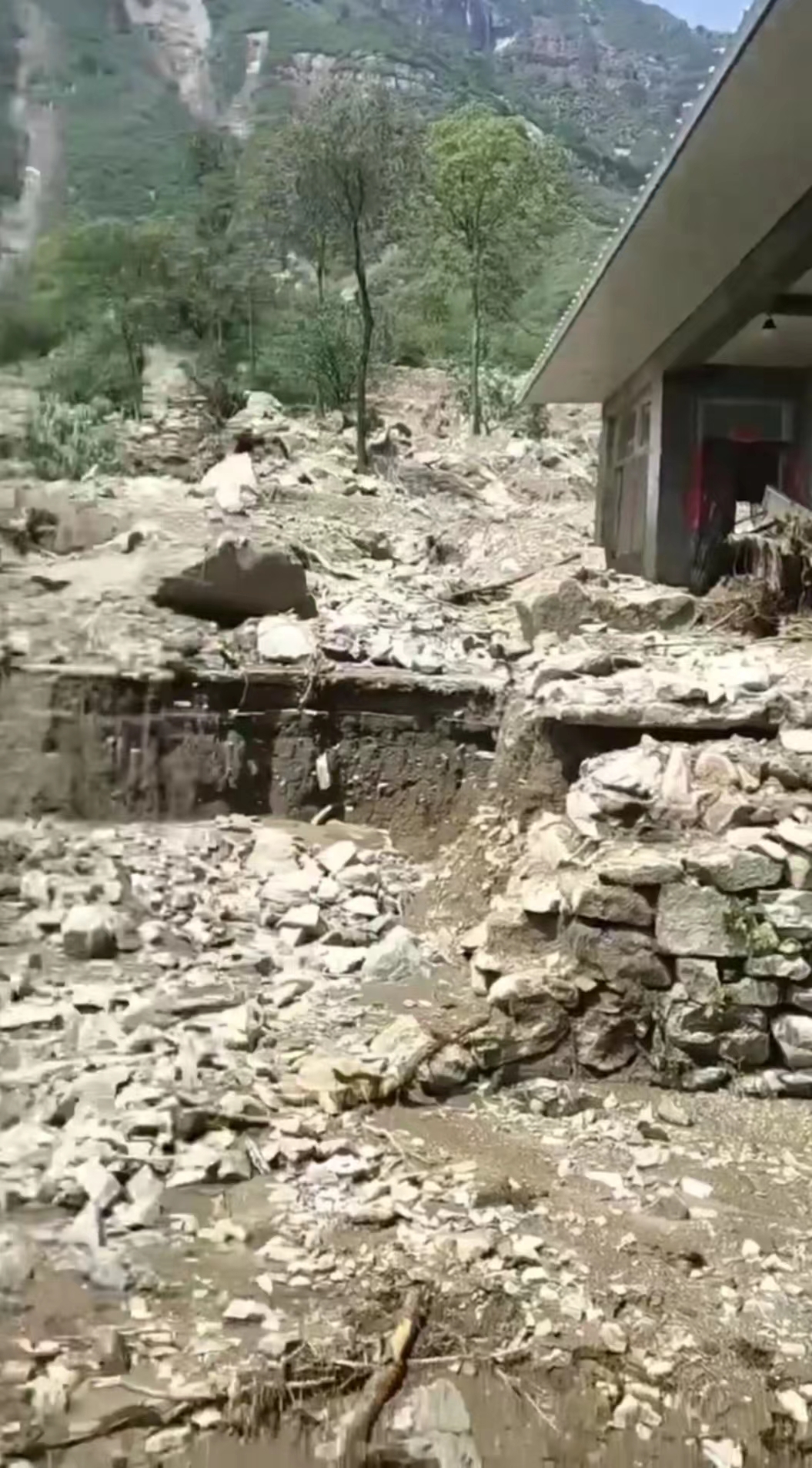 京津冀强降雨|河北涞水求助:大部分地区信号断连,急需重型机械