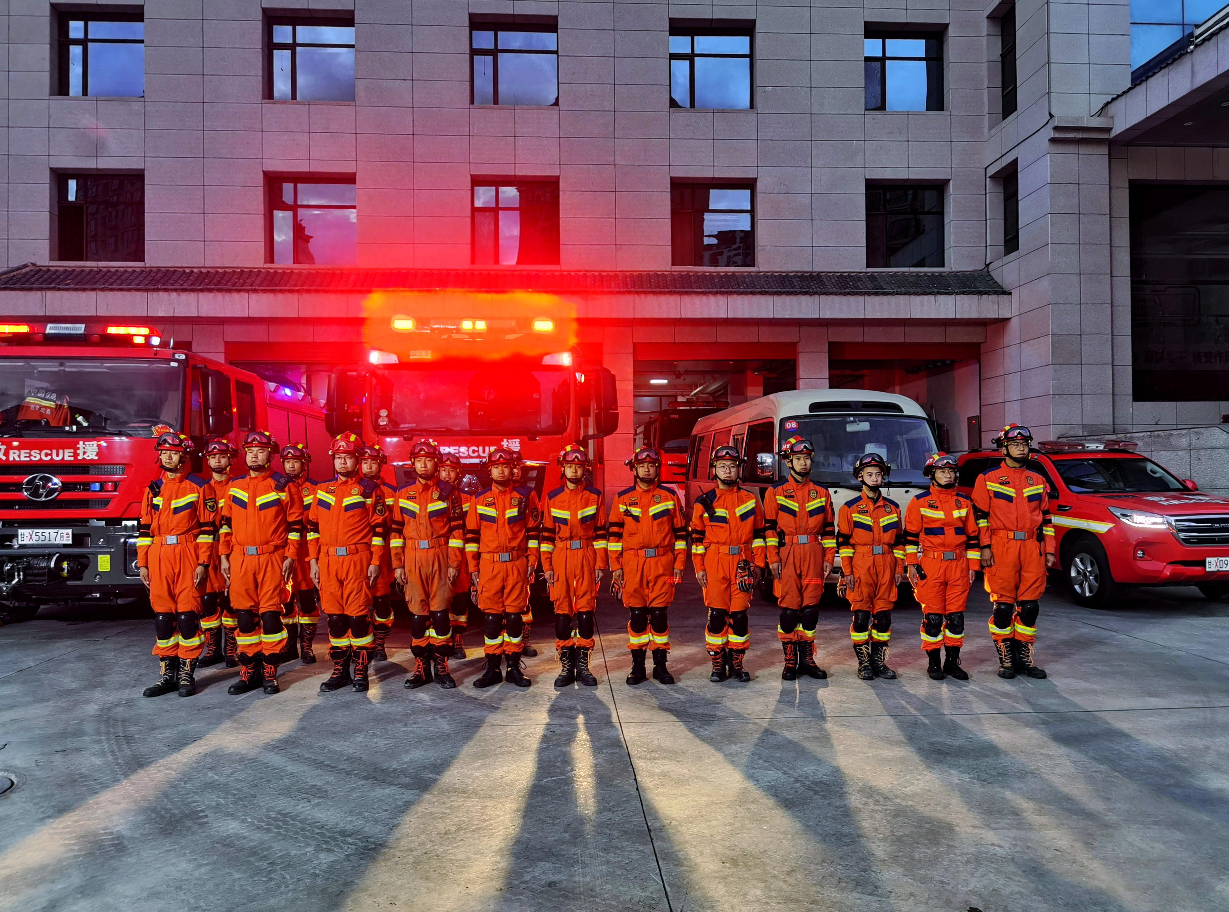 甘肃地震救援行动启动:消防队迅速响应保障受灾群众安全