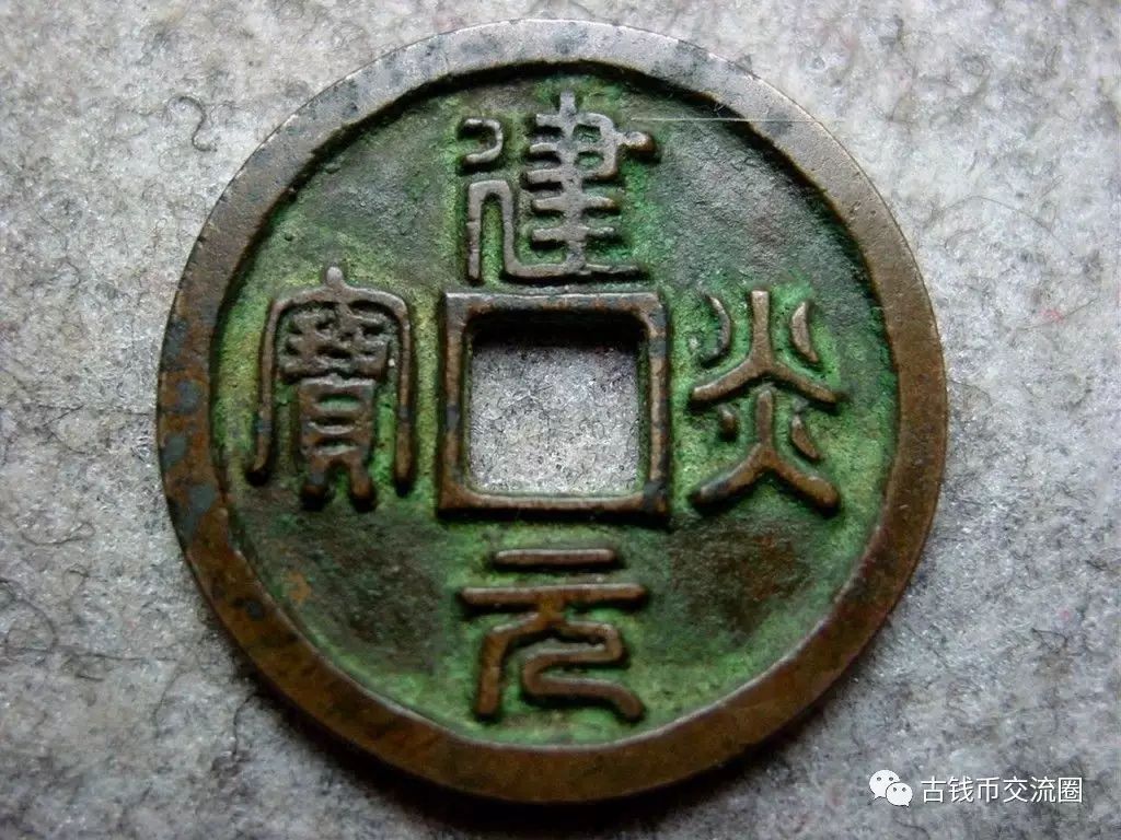 杭州小井巷里有一口千年古井,几经堙塞,如今已成废井