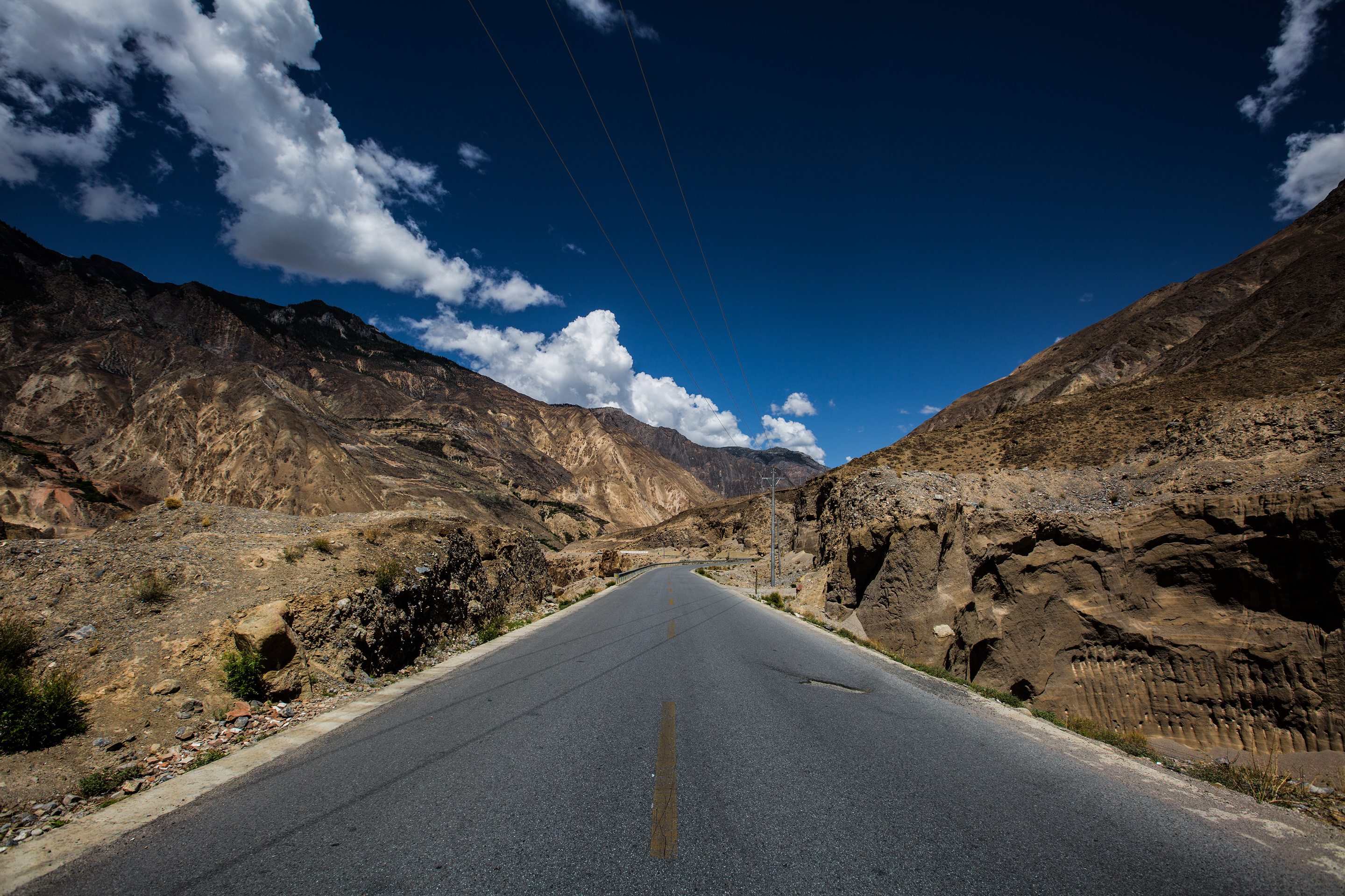 川藏线上,为何"卫生巾,避孕套"扎堆出现?竟还有这些用处!