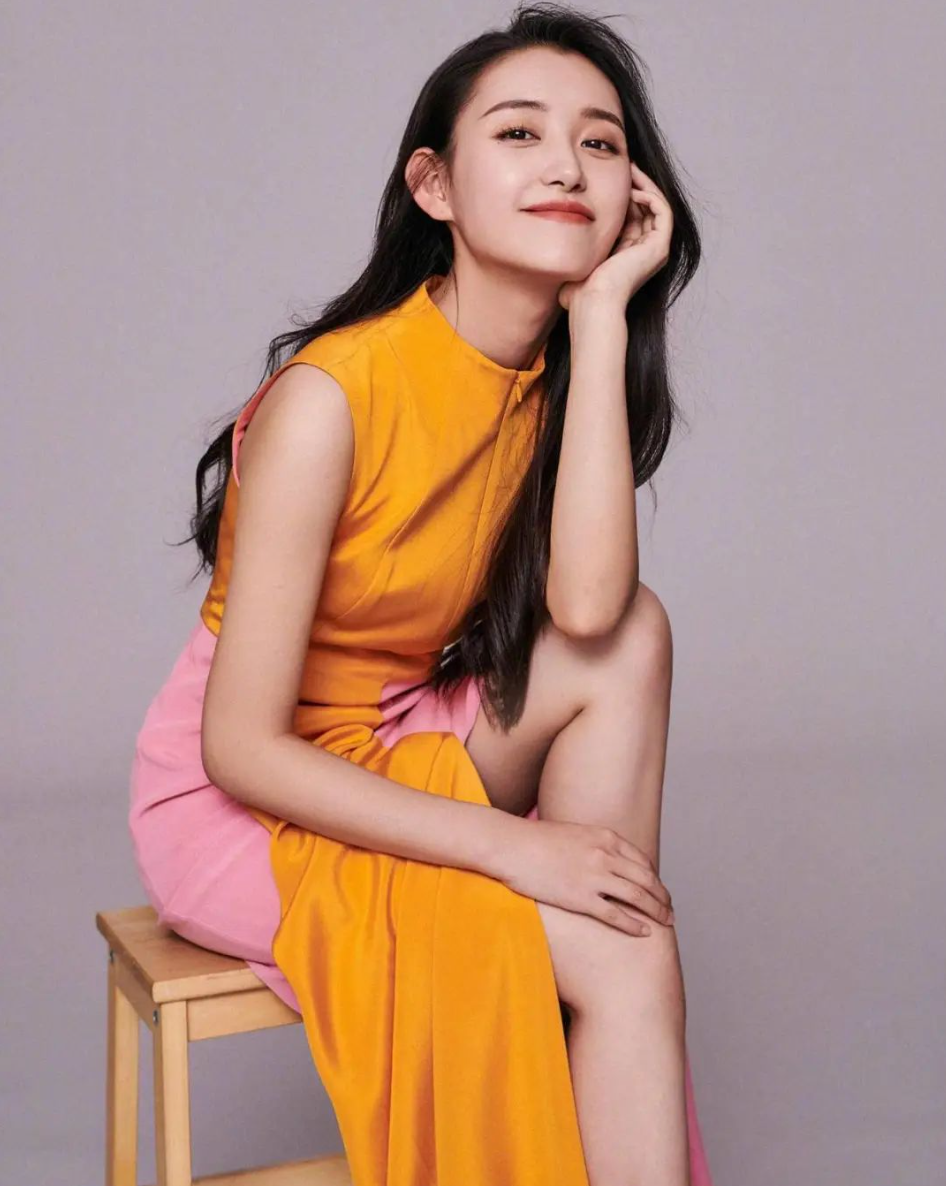 00后浓颜系小花蒋依依,1/4的德国混血颜,英气又明艳有女主相