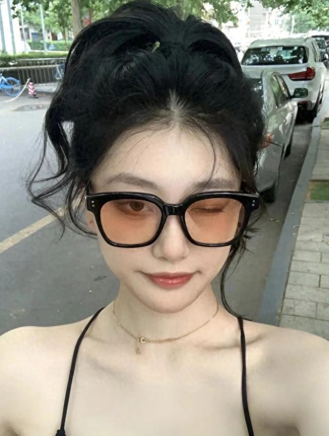 *图片源自instina kis家的腮红镜有两款,一款少女的粉色,还有一款落日