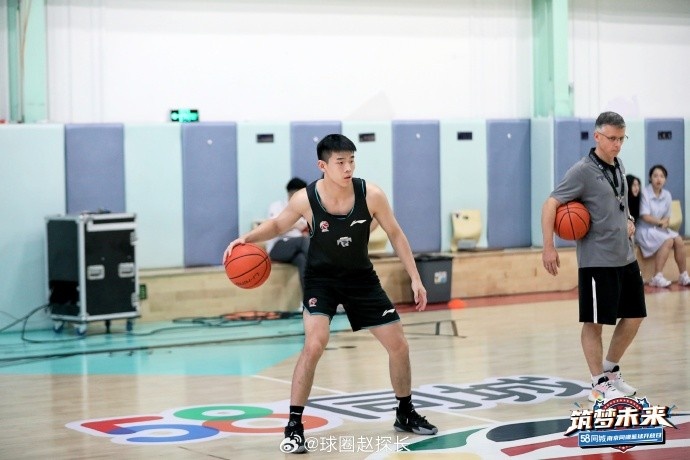 同曦男篮开放日!媒体人晒林葳训练照 肌肉更加结实?
