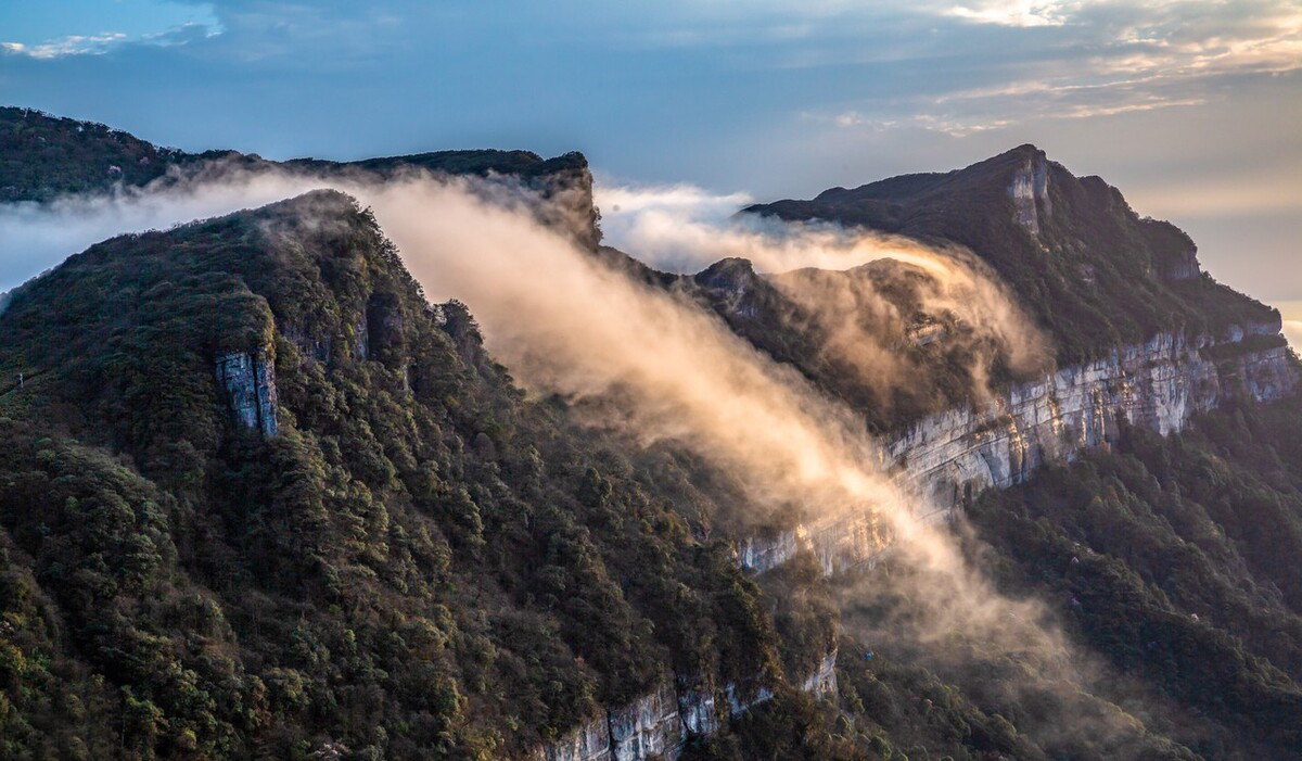 重庆金佛山:金佛晚霞瑰丽多彩,云海奇观壮美如画