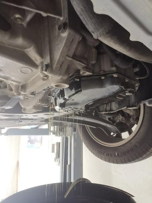 18款奥迪a4l换变速箱油双离合需要拆油底壳吗?