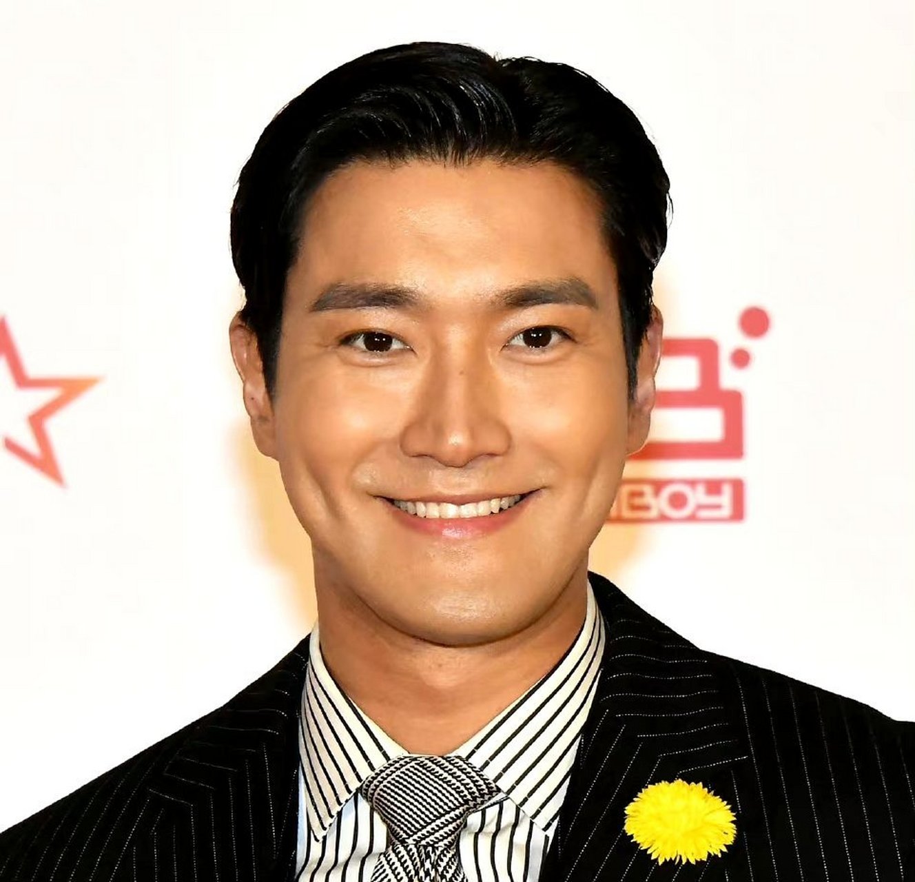 崔始源24岁和36岁的面部对比图 仔细看看哪里变化最明显? 36运在眼睛,