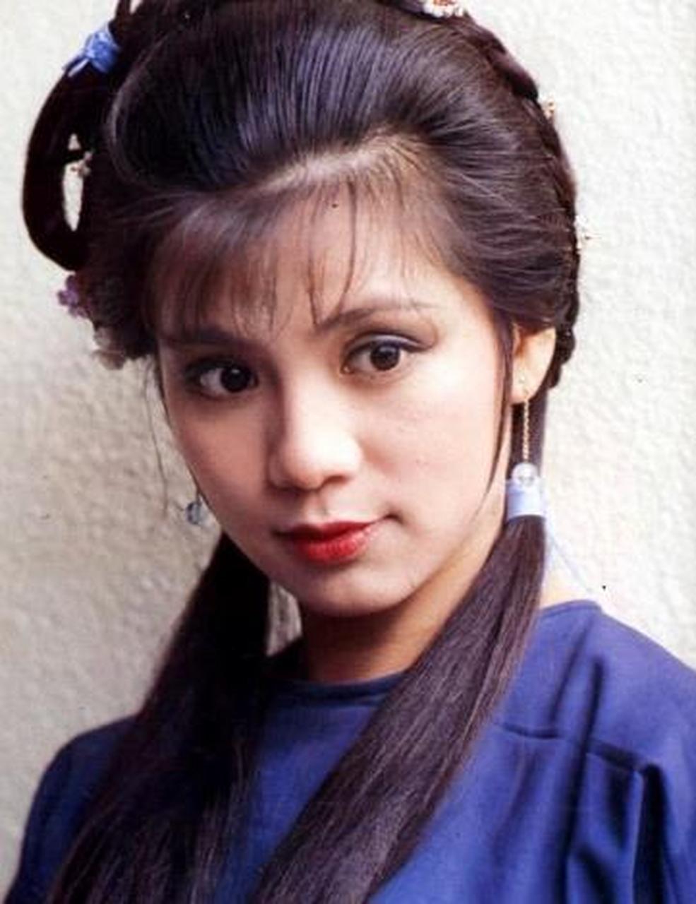 1985年,殡仪馆里放着翁美玲的遗体,身上的寿衣是自己穿上的,是拍古装