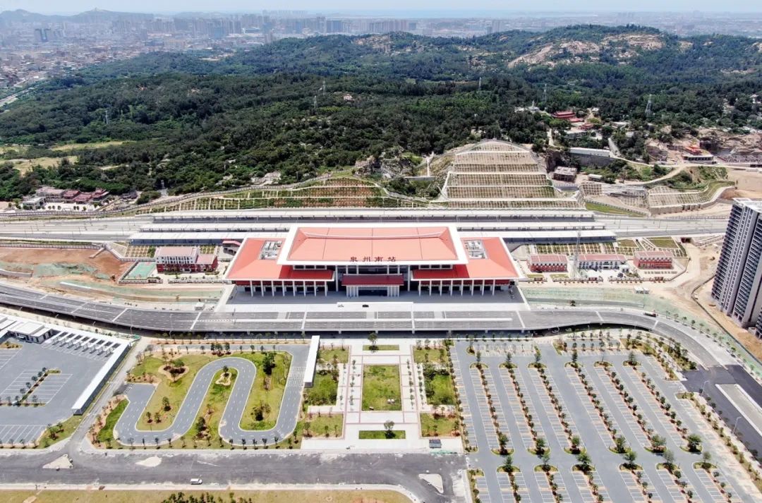 高铁新区位于晋江中心城区南部,具有高铁,高速,二重环湾,东部快速路等