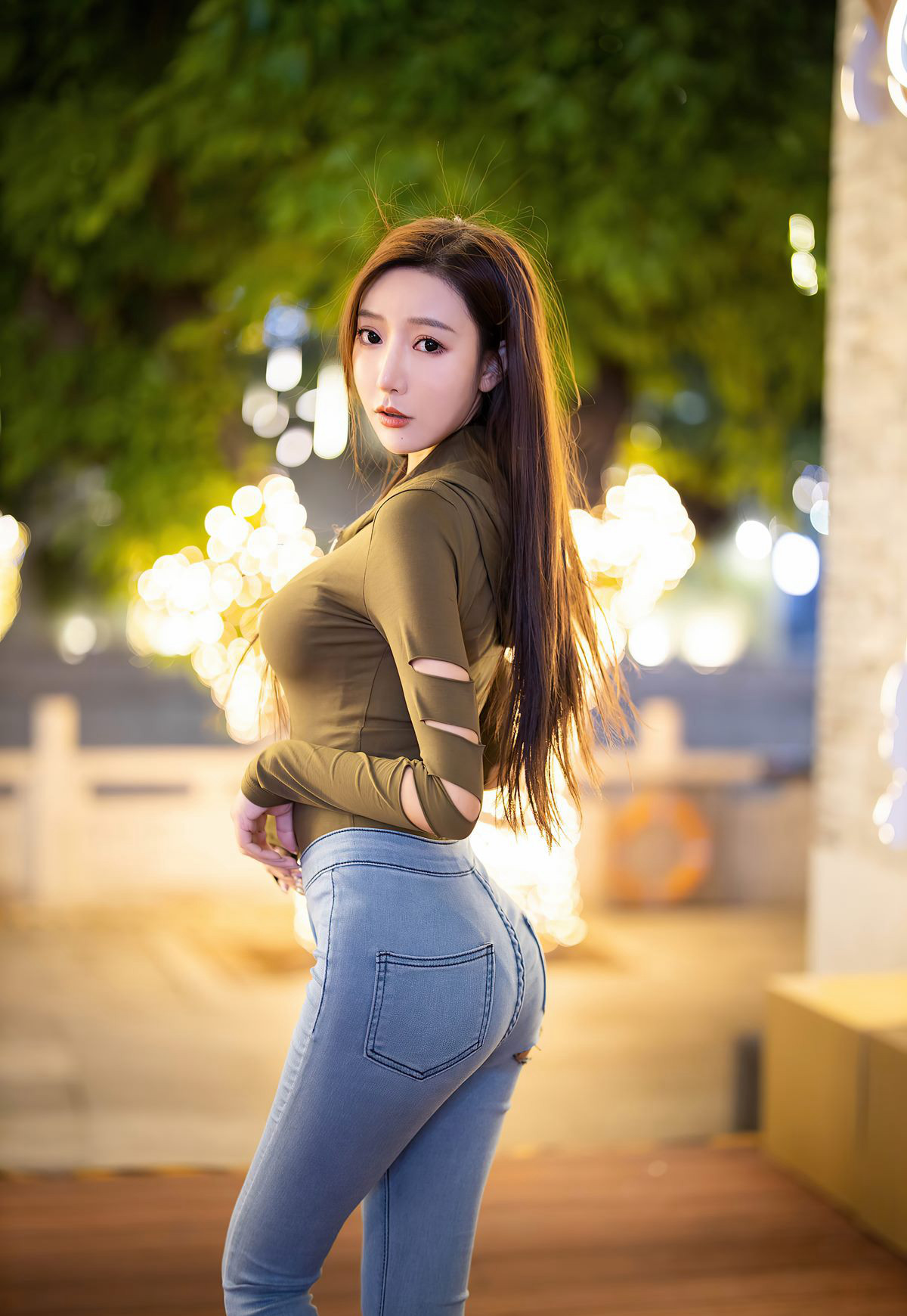 大长腿美女,搭配紧身破洞牛仔裤,时尚又性感