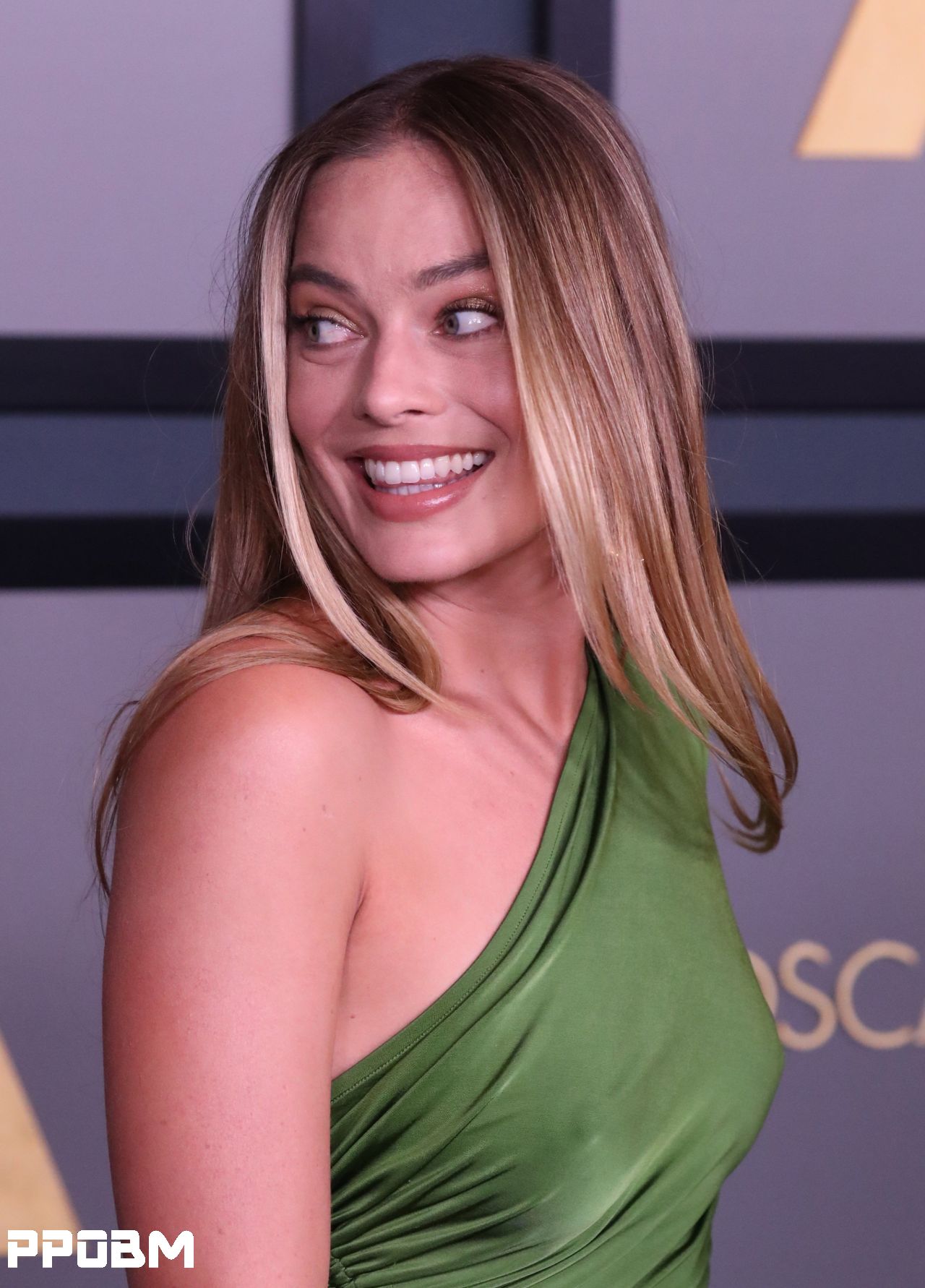 玛格特·罗比 在奥斯卡理事会奖上炫耀她的腹肌