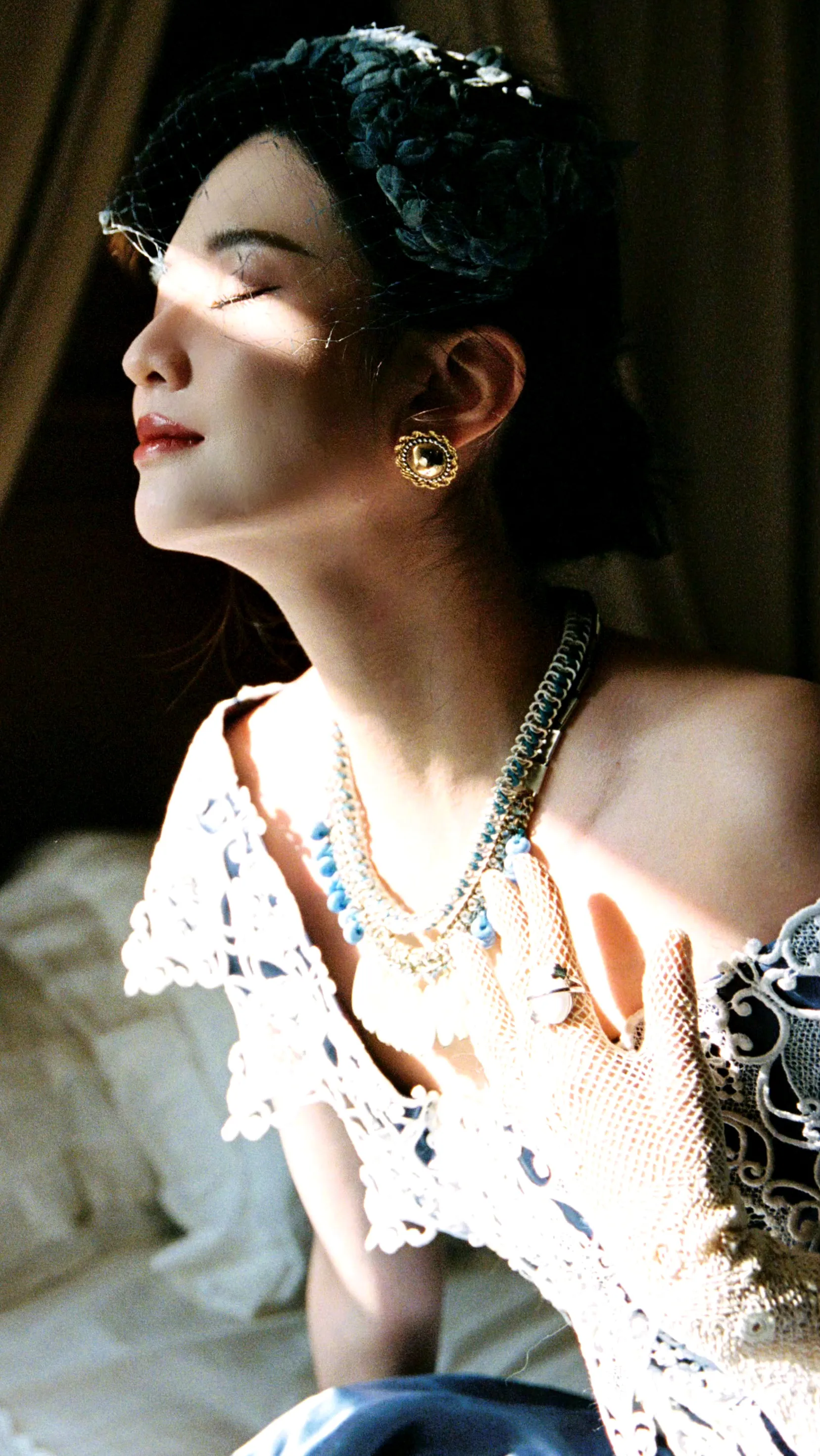 乔欣壁纸,这套复古造型真是太惊艳了