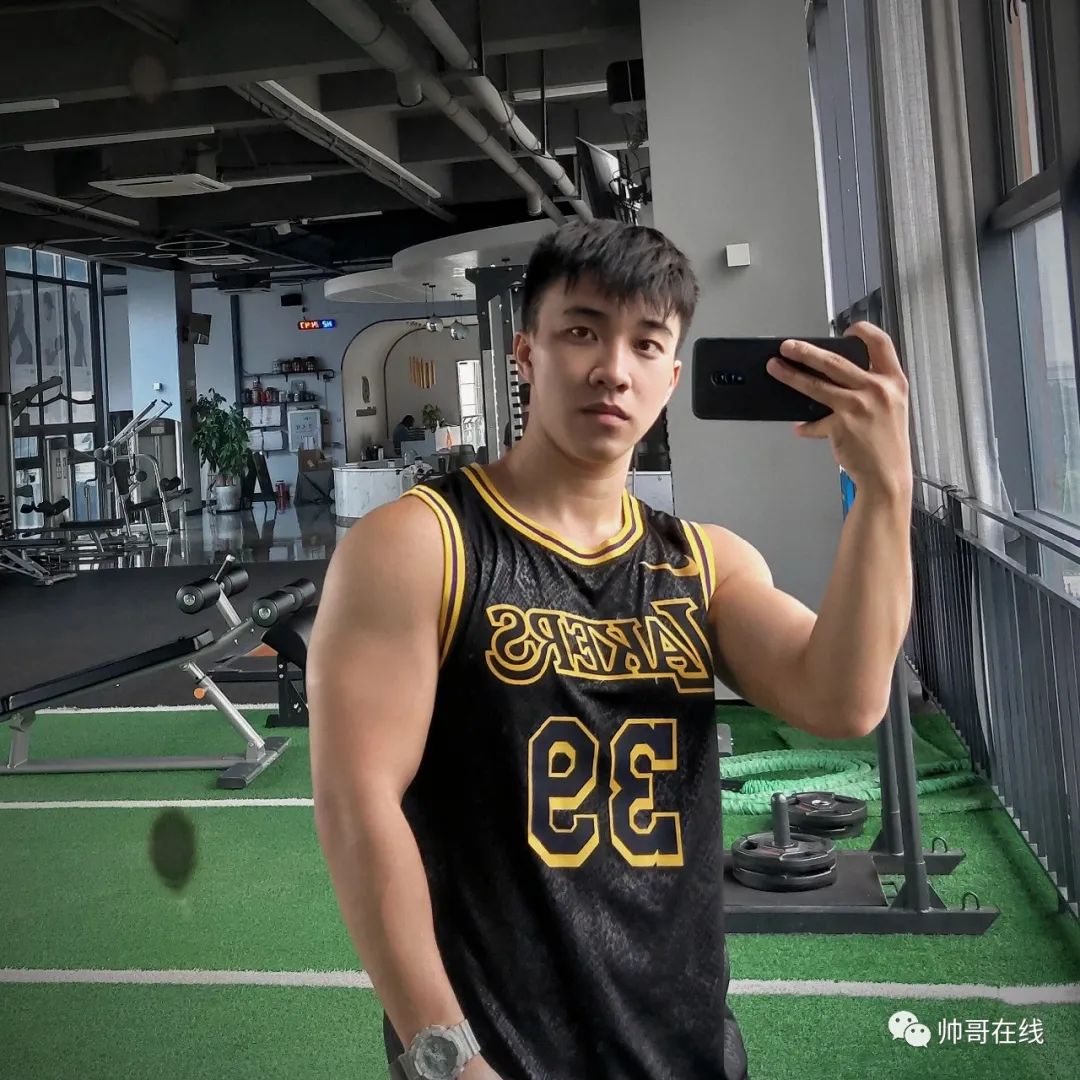 退役兵哥做健身教练,撩起衣服就是六块腹肌!