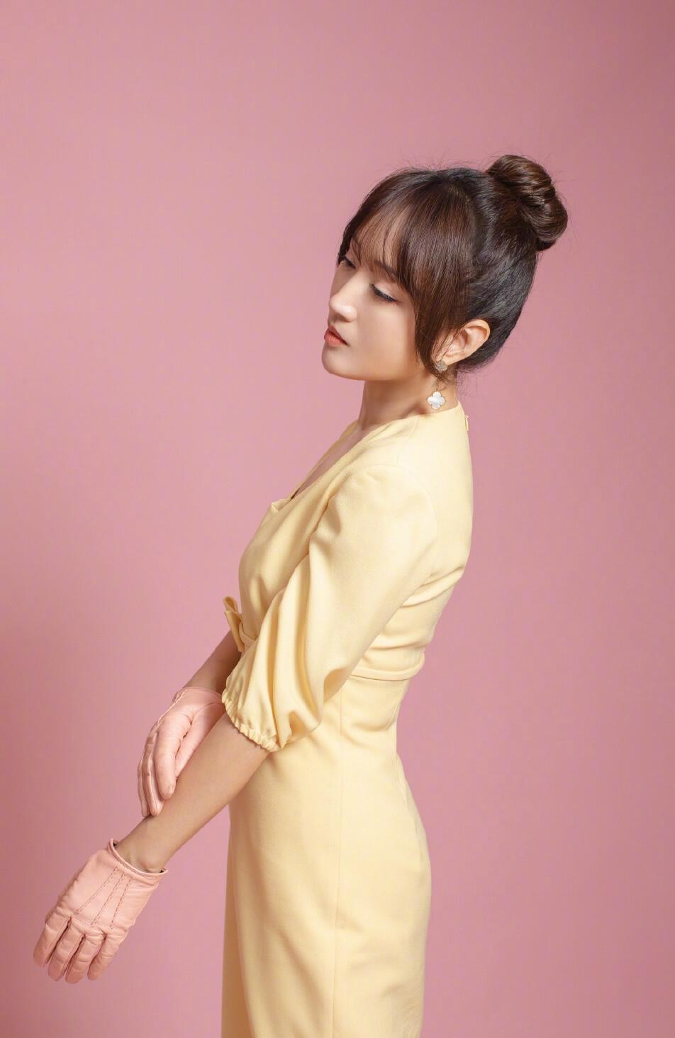 49岁杨钰莹深夜营业真放得开,穿连衣裙秀苗条身段,嘴咬手套太撩人