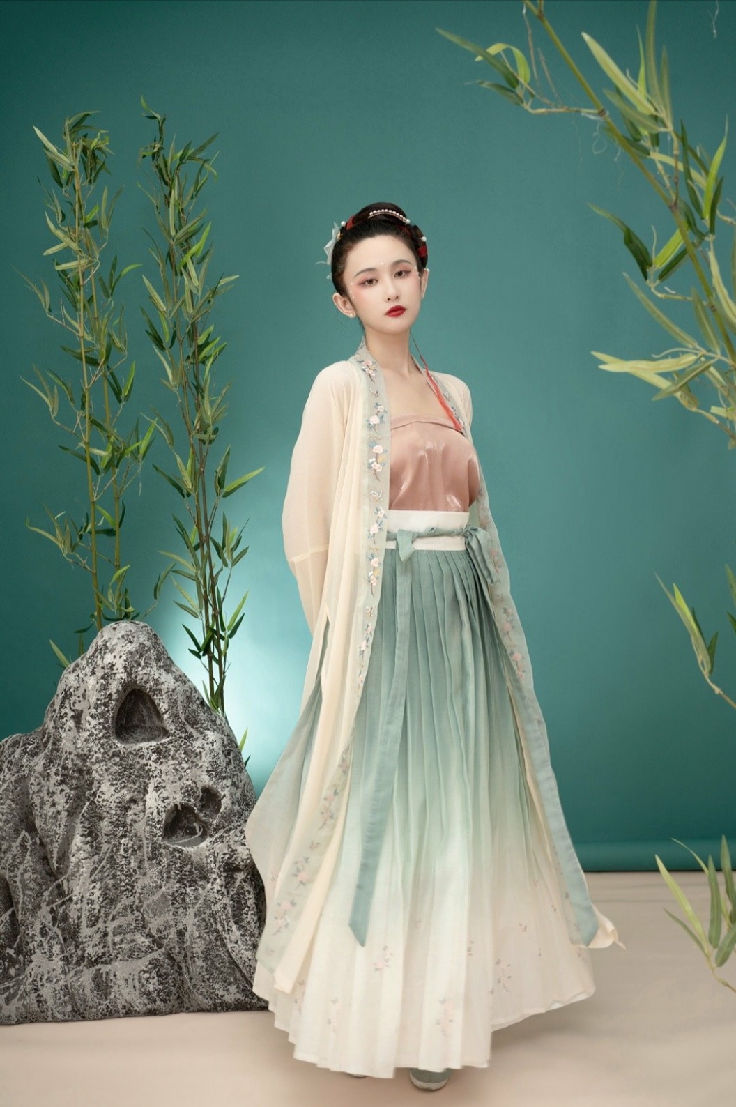 谁说秋天是"明制"的天下,这些宋制汉服不香吗,清新又精致