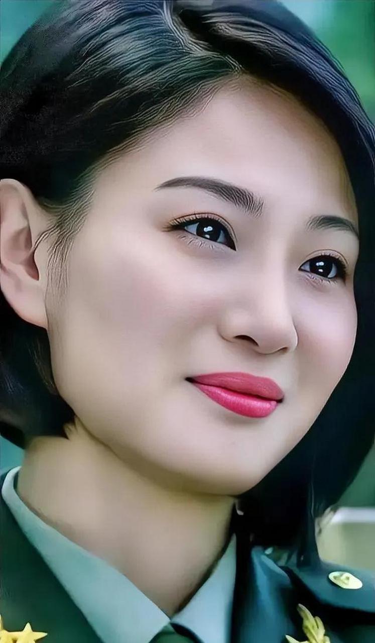 侯梦莎.不但漂亮,而且带着一股英气! 可以说是女军人的标杆人物!