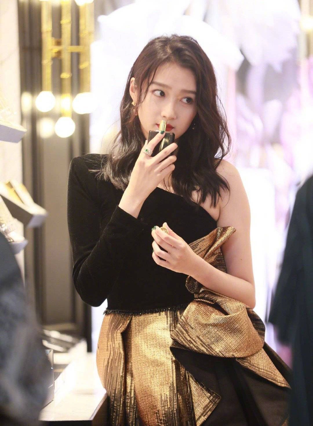 北影2016级学生关晓彤疑似延迟毕业?