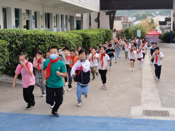 绩溪县实验小学开展防灾紧急疏散逃生演练
