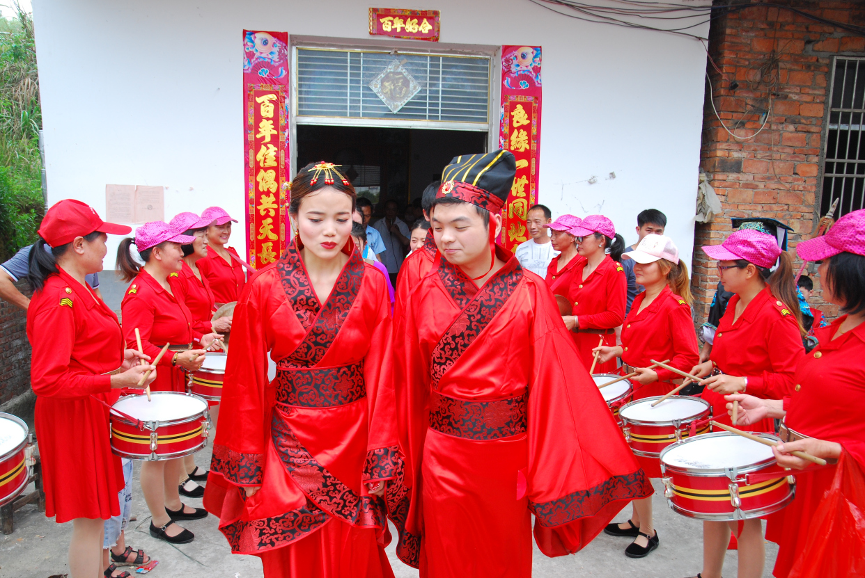 新郎新娘为乡亲们敬酒