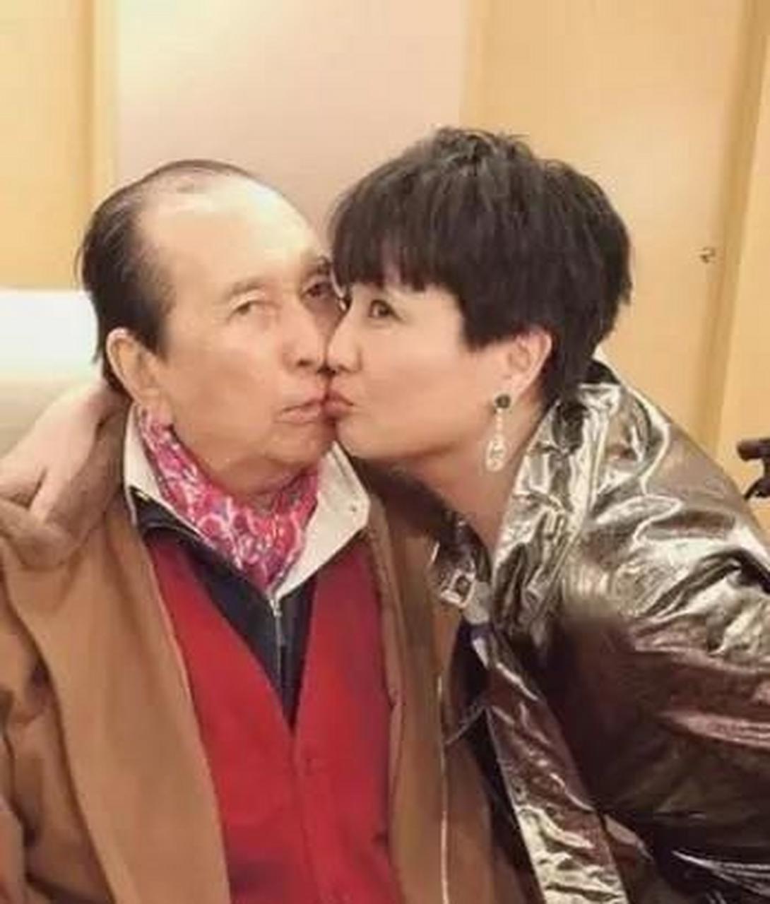 当年,86岁的何鸿燊和照顾3姨太的女护工郑咏诗产生了感情,她有一个