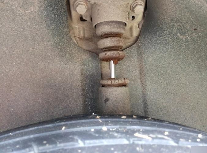 宝来后轮避震防尘套破损需要更换吗