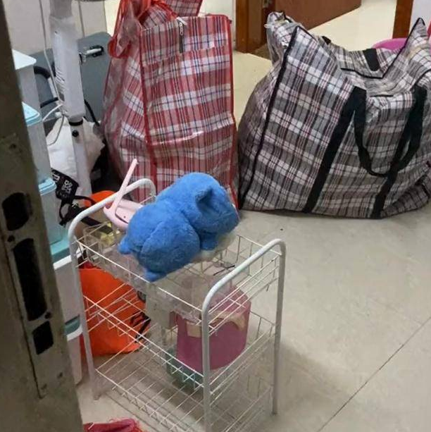 广东一女孩,被男友连夜赶出了出租房,含着泪收拾东西,让人心酸