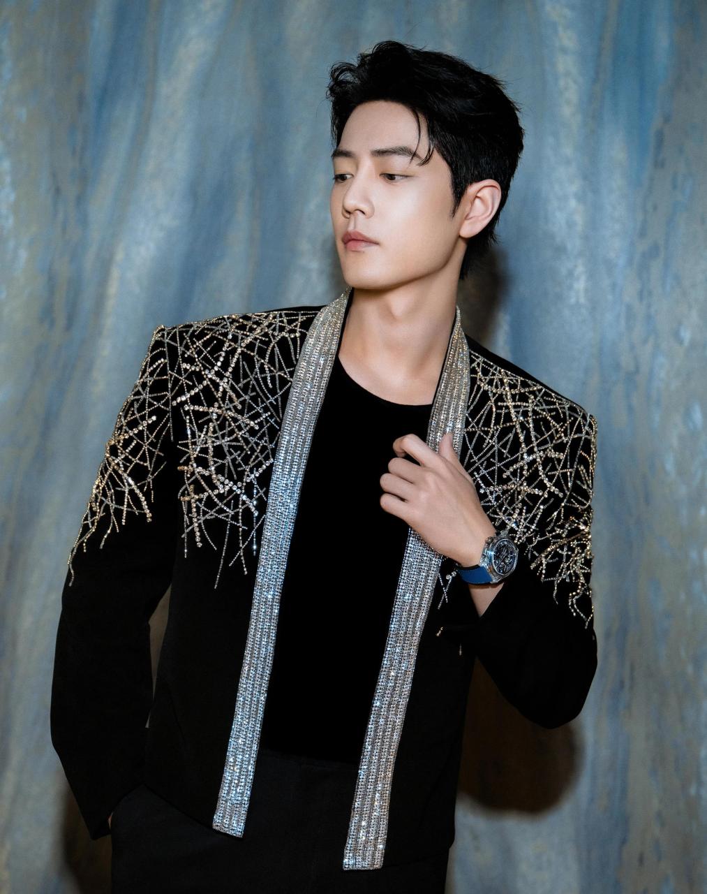 何洛洛肖战同款亮闪闪外套,两位都是清瘦秀气型帅哥,其实这衣服设计垫
