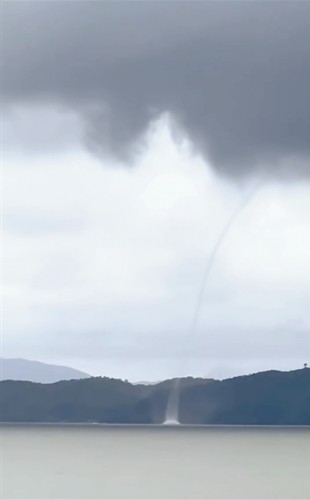 深汕鲘门海域出现"龙吸水"