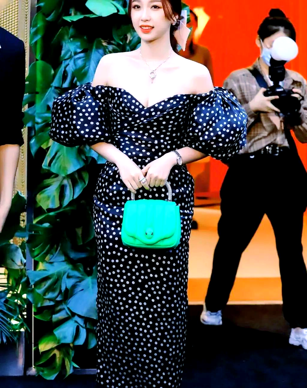 虞书欣惊艳亮相:波点裙与完美身材的时尚呈现