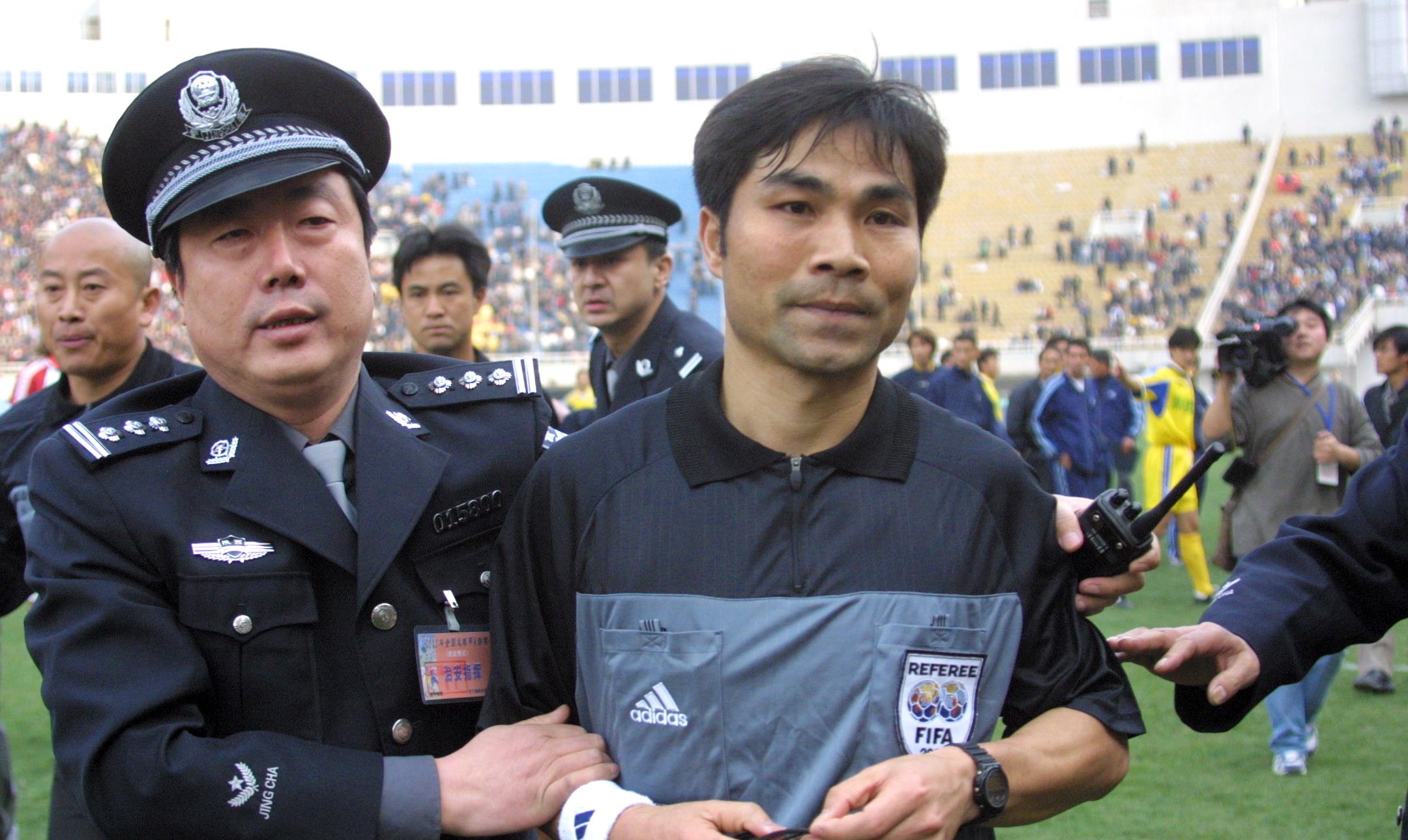 "黑哨"周伟新:我是中国足球的牺牲品