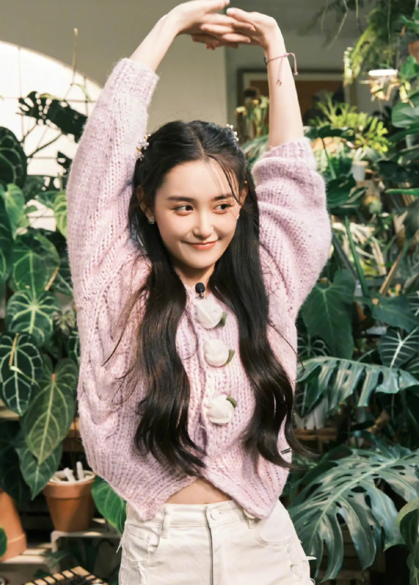 00后浓颜系小花蒋依依,1/4的德国混血颜,英气又明艳有女主相