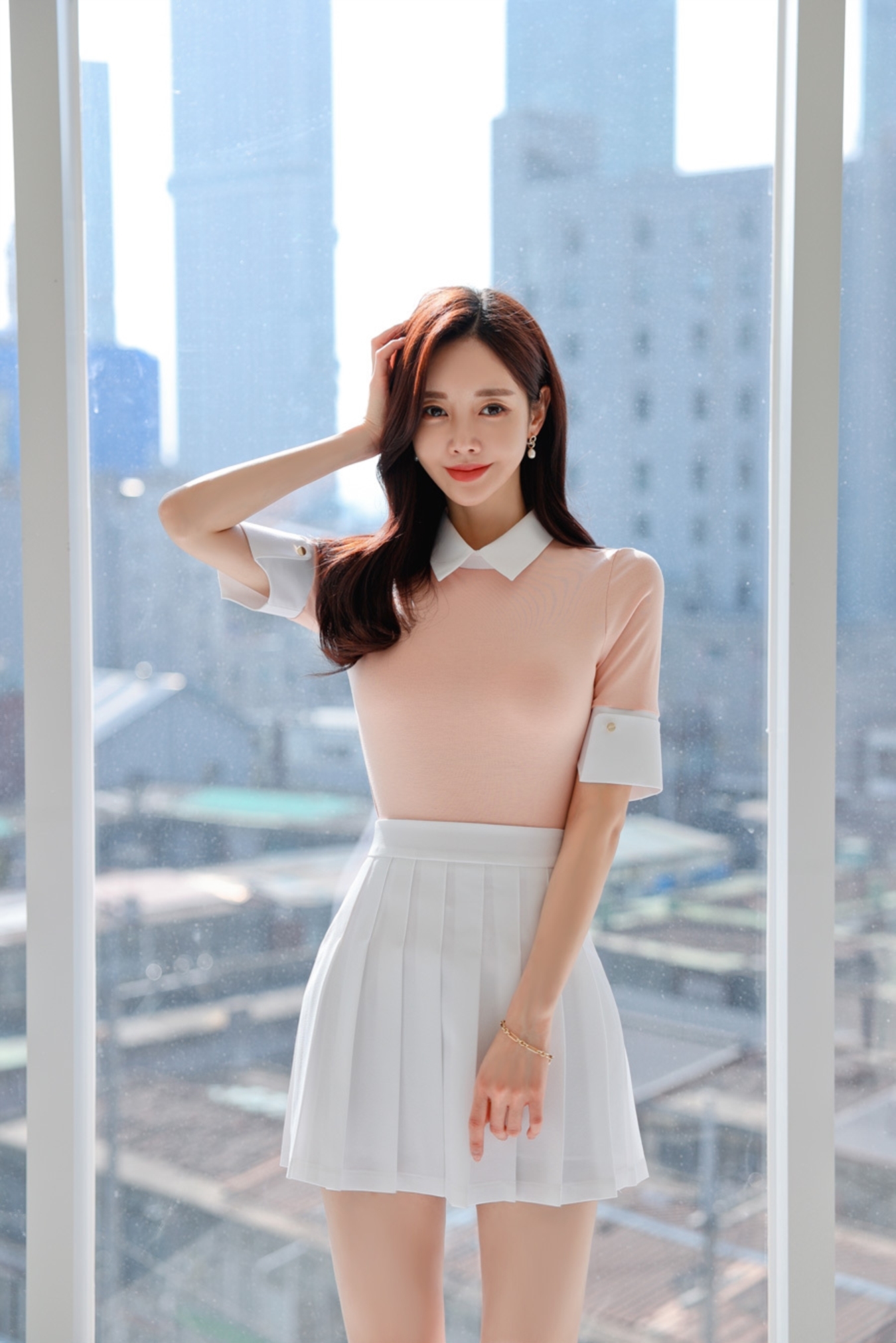 孙允珠时尚:赛纳河拼色体恤搭配白色百褶裙