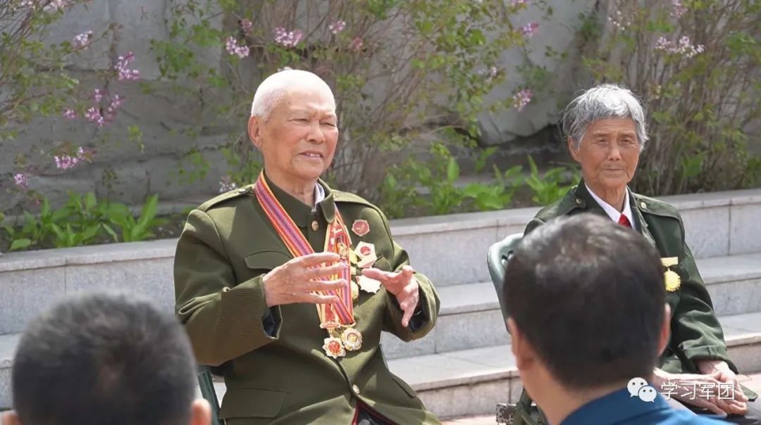 吴金龙受邀来到双鸭山军分区为官兵们讲述自己的峥嵘岁月
