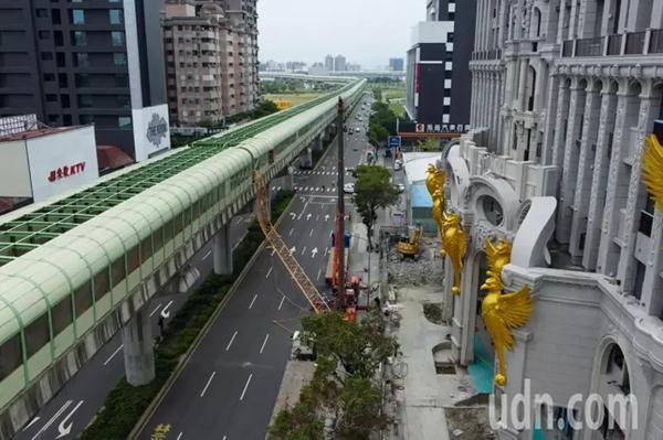 突发!台中一行进中地铁列车遭施工吊车吊臂压中 已致1死8伤