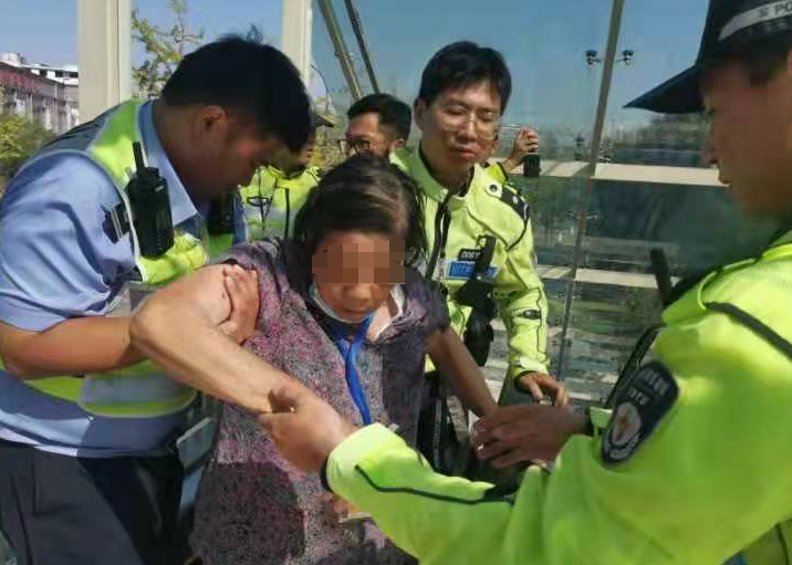 杭州老夫妻在天桥电梯上双双摔倒！这时6个绿影冲了过去……(图3)