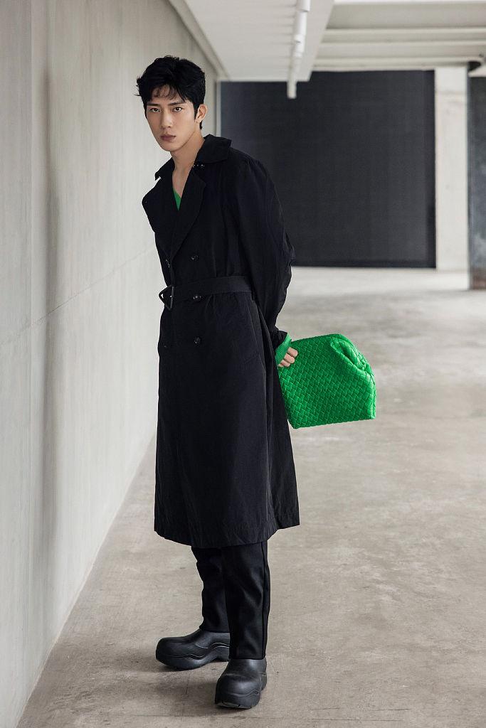 井柏然黑绿穿搭,酷劲儿十足
