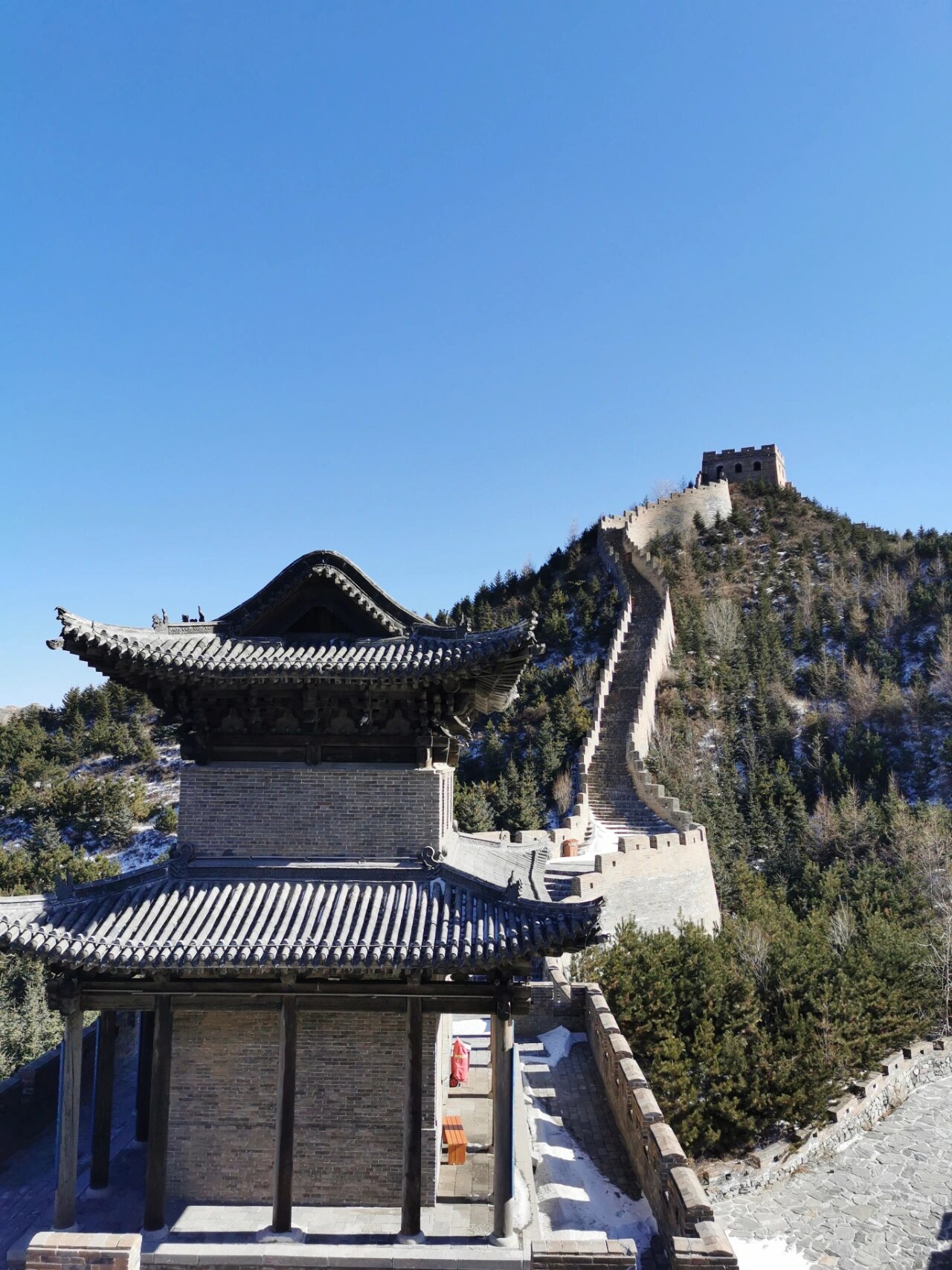 雁门关冬季旅游攻略:如何欣赏雪景和古建筑的美景?