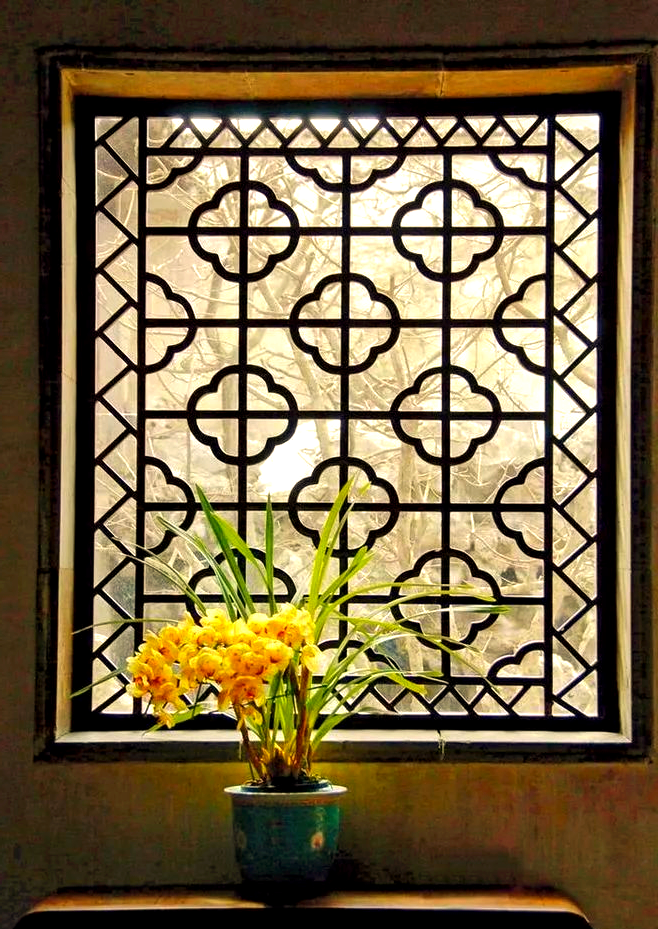 这种和谐不仅体现在花窗与园墙,园景的相互映衬上