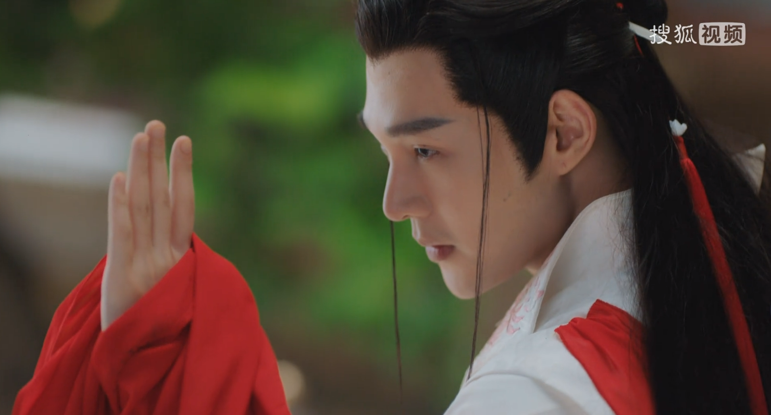 袁昊新剧《夜城赋》热播,出场刀疤脸扮驼背,大跳火袖舞美过女生