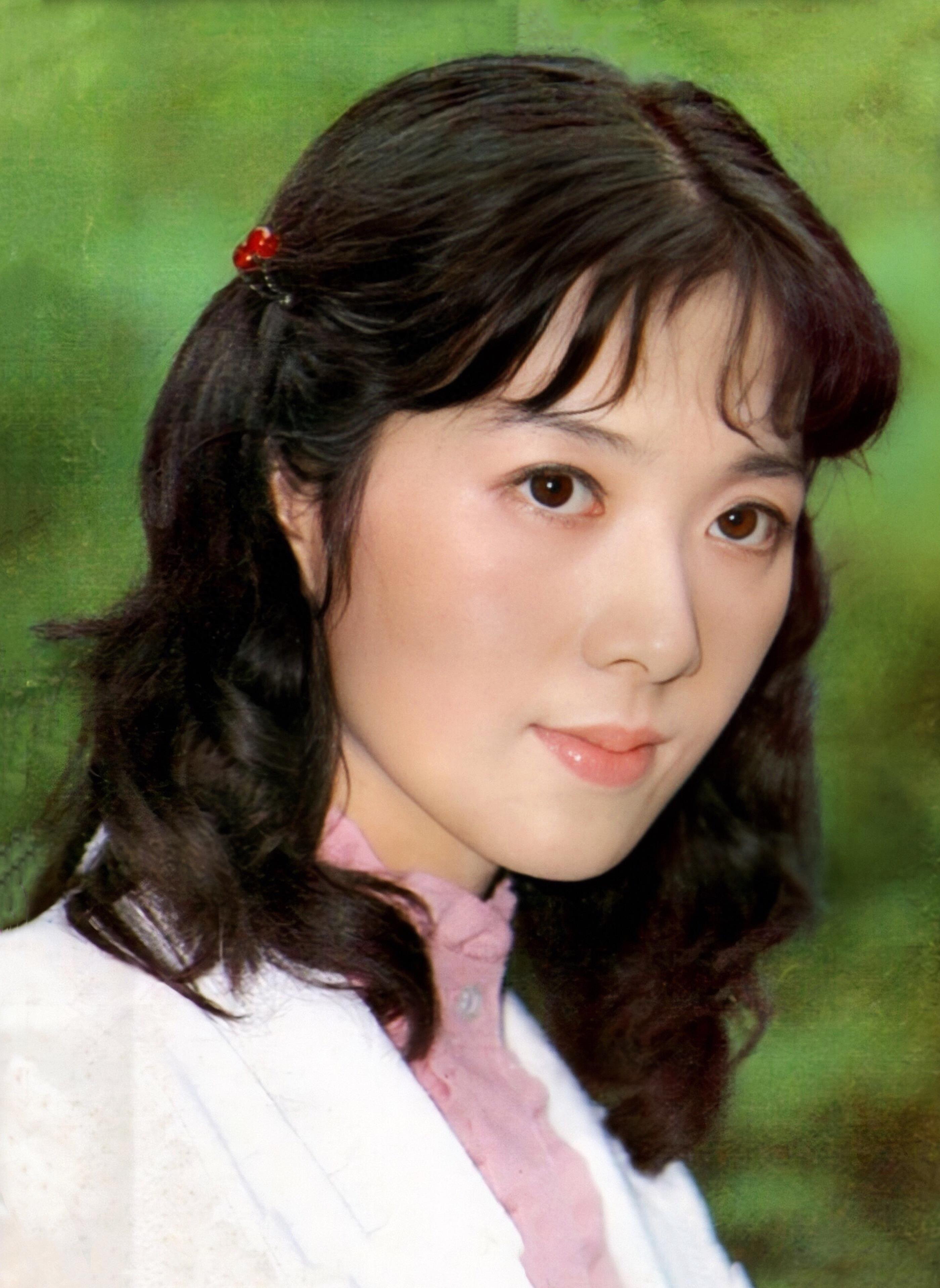 80年代影坛第一美女龚雪,大量老挂历杂志封面旧照来袭