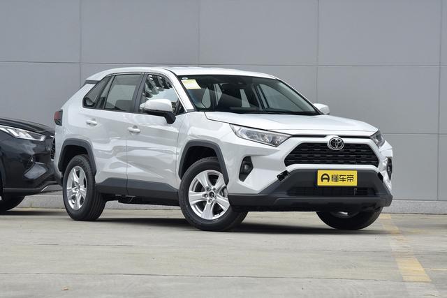 这款丰田rav4荣放定位紧凑型suv,目前在售车型有11款,厂家指导价为17