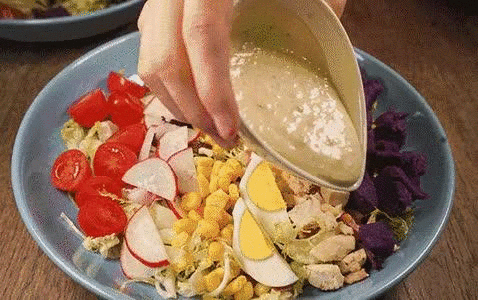 因为膳食纤维会对吃进去食物的升糖指数产生影响,即膳食纤维高的升糖