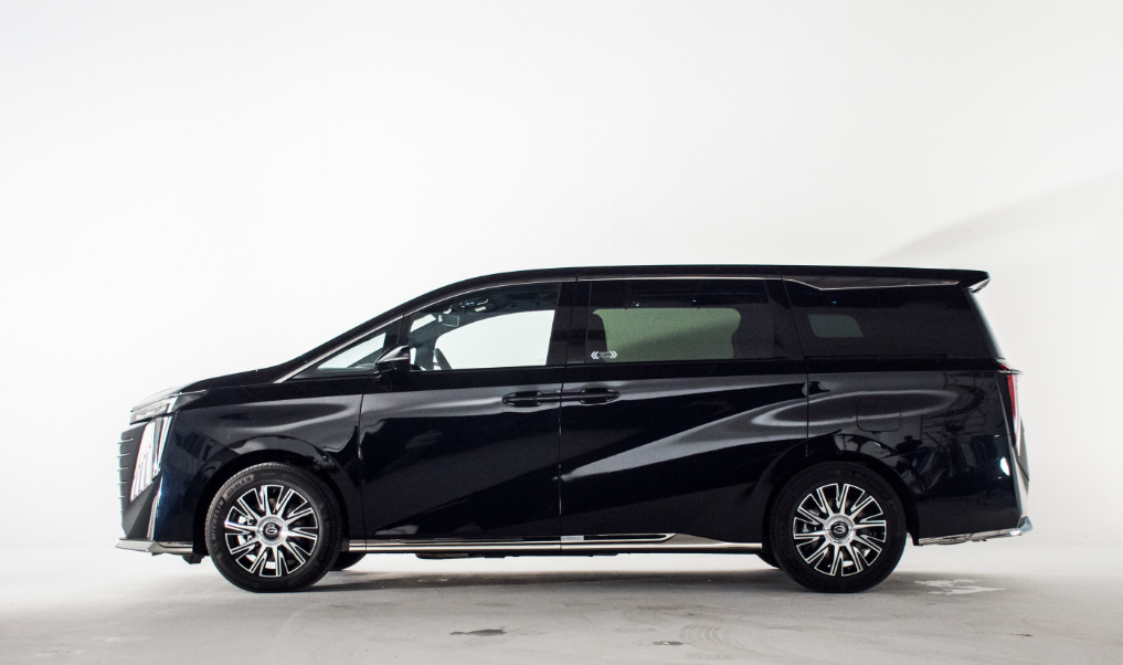 广汽又出"王炸",舒适超别克gl8,满油能跑1032km,一公里8分钱