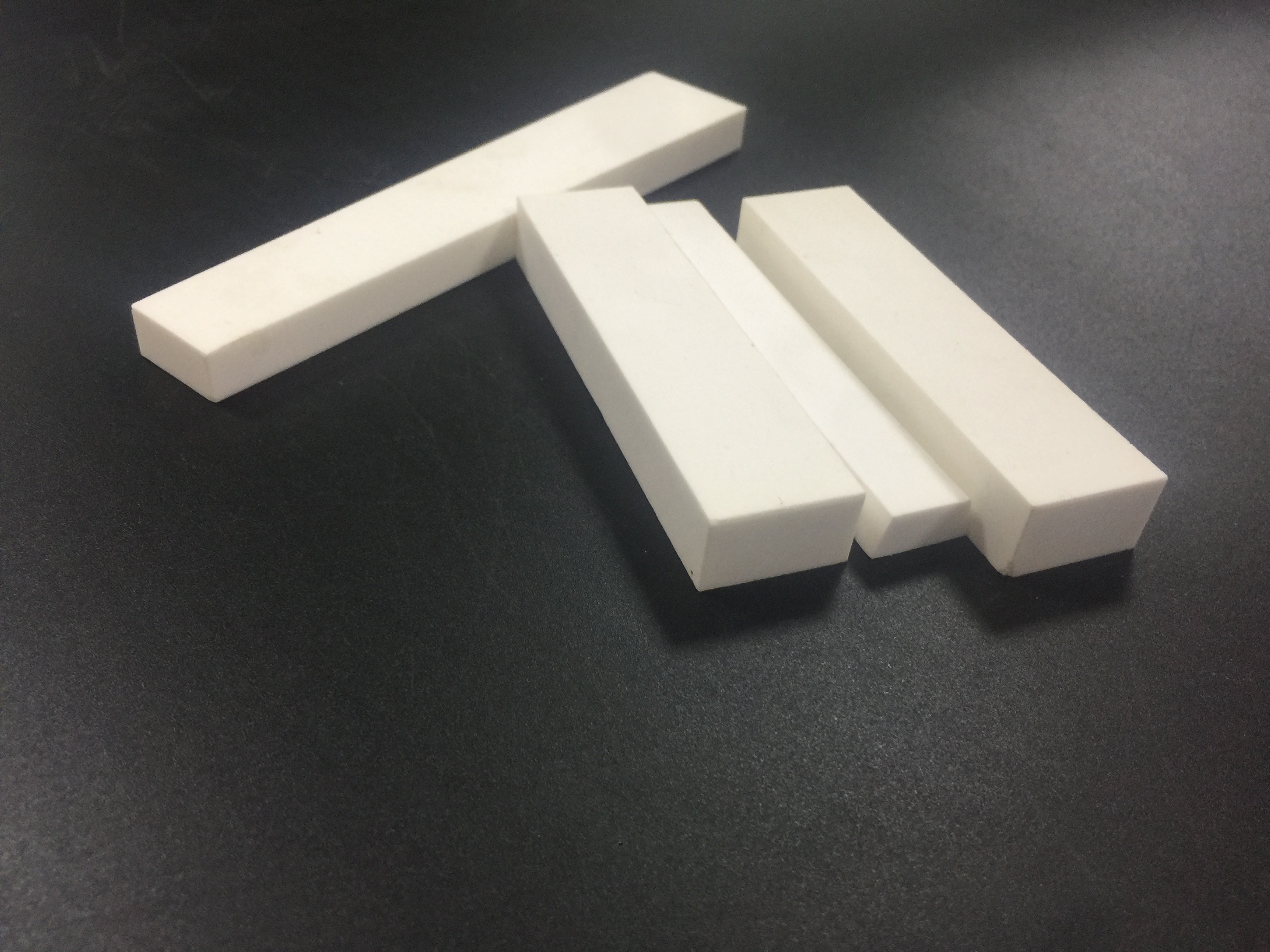 氧化铝陶瓷复合板生产厂家博萱的氧化钛陶瓷的使用特点和性能