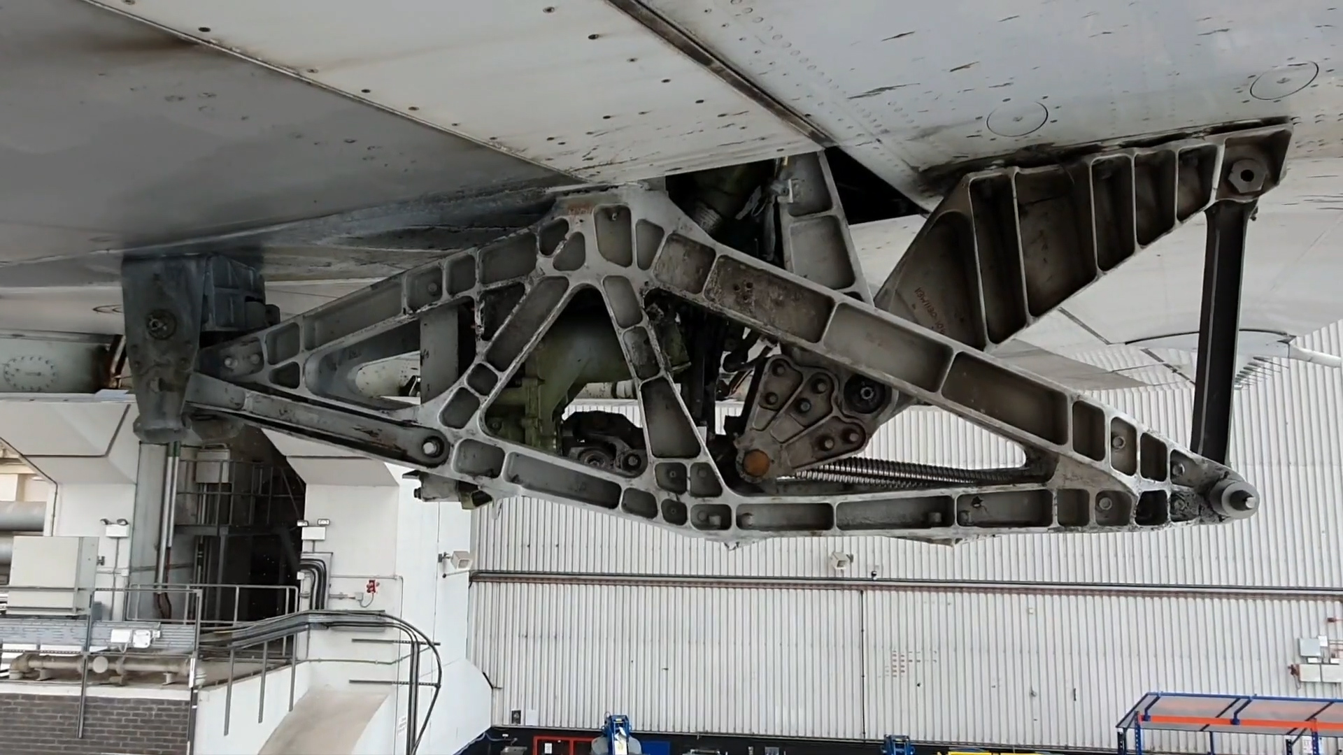 答案就在我们今天说的襟翼整流罩里,这个里面有一套复杂的传动装置长