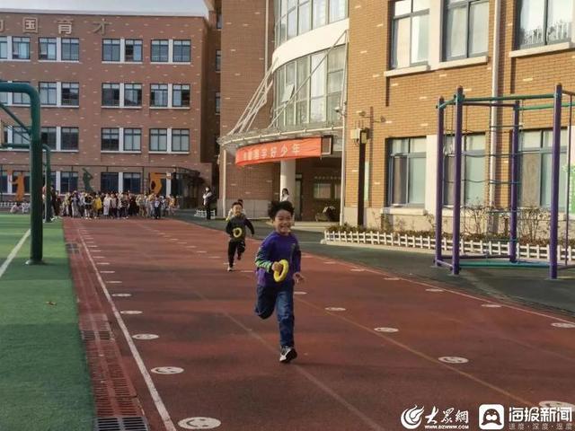 凝心聚力 传递勇气 青岛基隆路小学举办一年级迎面接力比赛