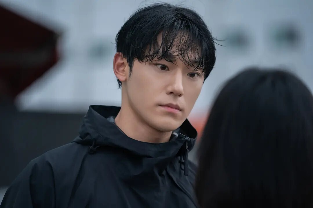 《黑暗荣耀》由《秘密森林》安吉镐导演执导,《鬼怪》金银淑作家执笔