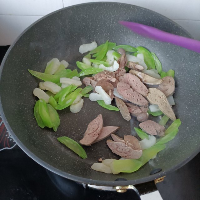 莴苣荸荠炒鸡肝,荤素搭配,营养美味
